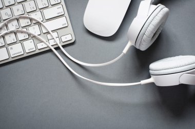 Beyaz kulaklık, klavye ve fare üstünde gri Resepsiyon