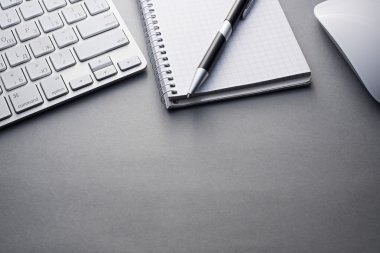 Klavye, fare ve defter kalem gri masa ile