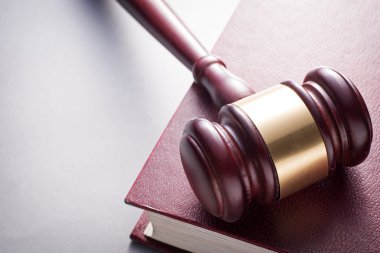 Kırmızı deri kitap dinlenme tahta tokmak