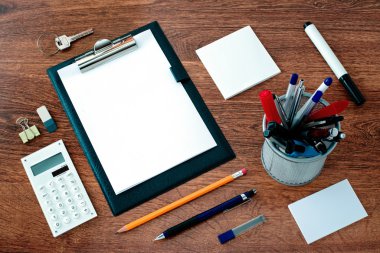 Ofis malzemeleri panoya Resepsiyon çevresinde düzenlenmiş