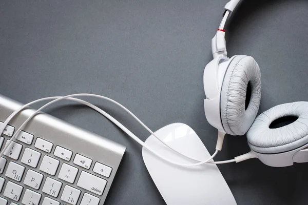 白色耳机、 键盘和鼠标在灰色的桌子上 — 图库照片