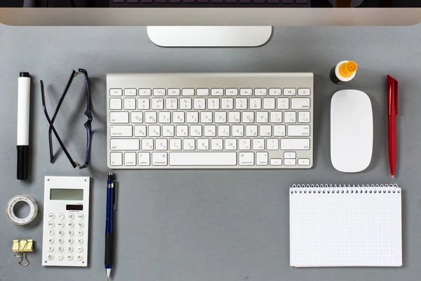 Escritorio gris con suministros organizados y teclado — Foto de Stock