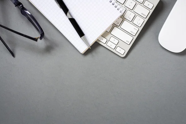 Tastatur, Maus und Bürobedarf auf grauem Schreibtisch — Stockfoto