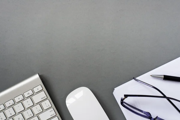 Teclado, ratón y suministros de oficina en escritorio gris —  Fotos de Stock