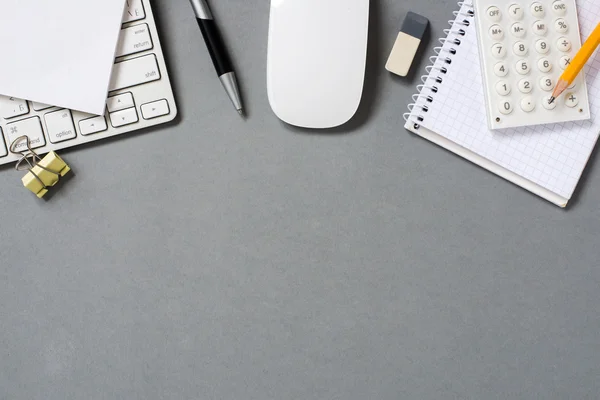 键盘、 鼠标和灰色桌上的办公用品 — 图库照片
