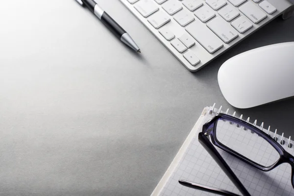 Teclado, ratón y suministros de oficina en escritorio gris —  Fotos de Stock