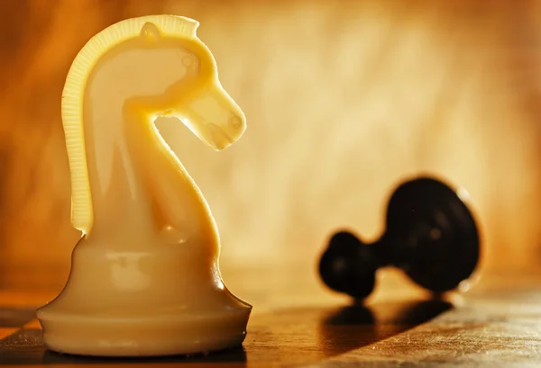チェスのポーンを騎士は、正面にあり、バック グラウンドで. — ストック写真