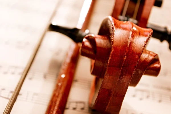 Close Up of Violin and Bow Resting on Sheet Music — Stok fotoğraf