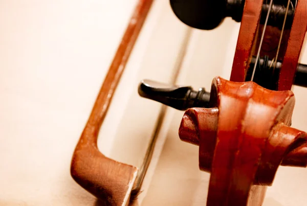 Close Up of Violin Scroll and Bow — Stok fotoğraf