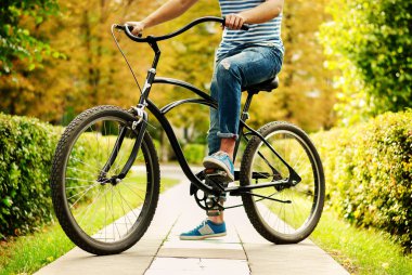 Bisiklet üzerinde oturan bir genç adam bir parçası