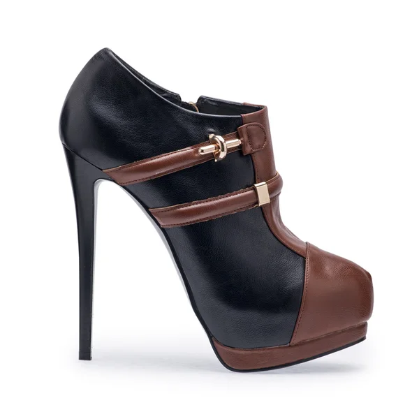 한 여자의 신발 검은색과 갈색 stilettos 장식 벨트 — 스톡 사진