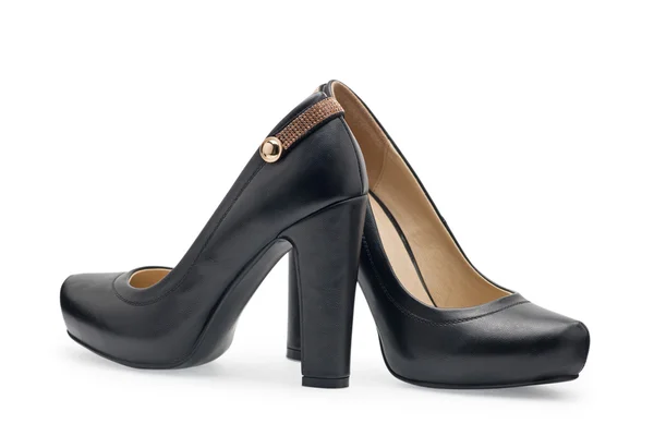 Um par de sapatos femininos estiletes pretos com um cinto decorativo — Fotografia de Stock