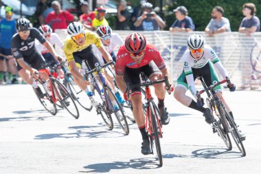 5 Haziran 2021 'de Arlington, VA' da düzenlenen Silahlı Kuvvetler Bisiklet Turnuvası 'nda bisiklet yarışları başladı. 