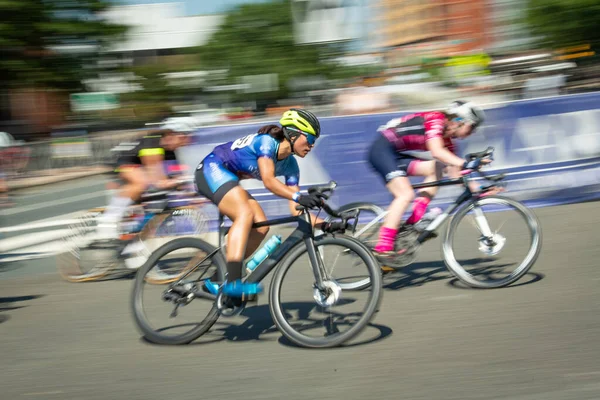 Rowerzyści Biorą Udział Zawodowym Wyścigu Kobiet Armed Forces Cycling Classic — Zdjęcie stockowe