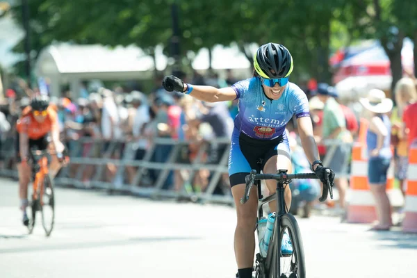Eine Radsportlerin Feiert Nach Dem Frauenprofi Rennen Beim Armed Forces — Stockfoto