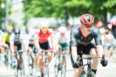 Bisikletçiler, 6 Haziran 2021 'de Arlington, VA' da düzenlenen Silahlı Kuvvetler Bisiklet Turnuvası 'nda profesyonel erkekler kategorisinde yarışıyorlar. 