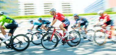  Bisikletçiler, 5 Haziran 2021 'de Arlington, VA' da düzenlenen Silahlı Kuvvetler Bisiklet Turnuvası 'nda profesyonel erkekler kategorisinde yarışıyorlar. 