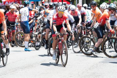  Bisikletçiler, 5 Haziran 2021 'de Arlington, VA' da düzenlenen Silahlı Kuvvetler Bisiklet Turnuvası 'ndaki erkekler profesyonel yarışında geçirdikleri kazadan sonra toparlandılar. 