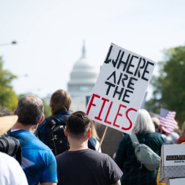 Göstericiler, 18 Ekim 2025 'te Washington, DC' de düzenlenen ikinci 