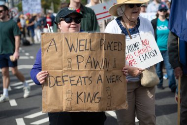 Göstericiler, 18 Ekim 2025 'te Washington, DC' de düzenlenen ikinci 