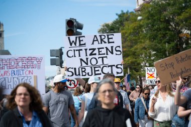 Göstericiler, 18 Ekim 2025 'te Washington, DC' de düzenlenen ikinci 