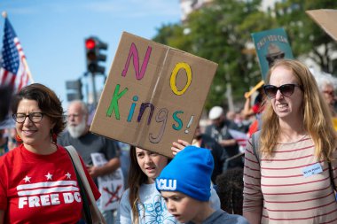 Göstericiler, 18 Ekim 2025 'te Washington, DC' de düzenlenen ikinci 