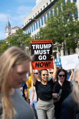 Göstericiler, 18 Ekim 2025 'te Washington, DC' de düzenlenen ikinci 