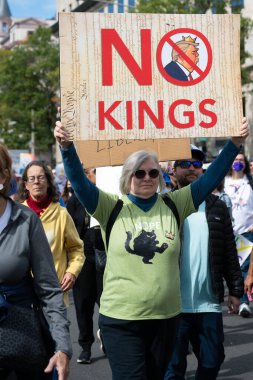 Göstericiler, 18 Ekim 2025 'te Washington, DC' de düzenlenen ikinci 