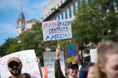 Göstericiler, 18 Ekim 2025 'te Washington, DC' de düzenlenen ikinci 