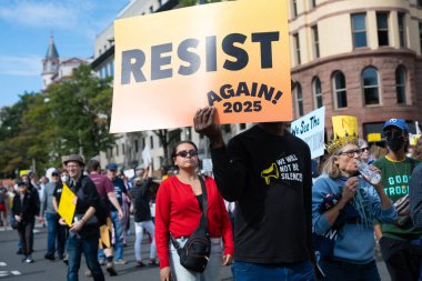 Göstericiler, 18 Ekim 2025 'te Washington, DC' de düzenlenen ikinci 