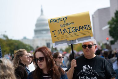 Göstericiler, 18 Ekim 2025 'te Washington, DC' de düzenlenen ikinci 