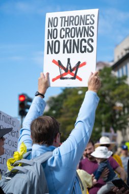 Göstericiler, 18 Ekim 2025 'te Washington, DC' de düzenlenen ikinci 