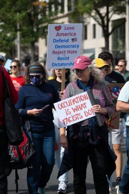 Göstericiler, 18 Ekim 2025 'te Washington, DC' de düzenlenen ikinci 