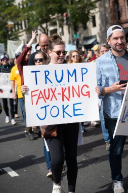 Göstericiler, 18 Ekim 2025 'te Washington, DC' de düzenlenen ikinci 