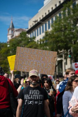 Göstericiler, 18 Ekim 2025 'te Washington, DC' de düzenlenen ikinci 