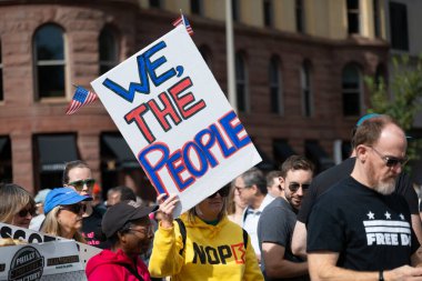 Göstericiler, 18 Ekim 2025 'te Washington, DC' de düzenlenen ikinci 