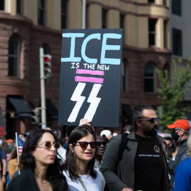 Göstericiler, 18 Ekim 2025 'te Washington, DC' de düzenlenen ikinci 