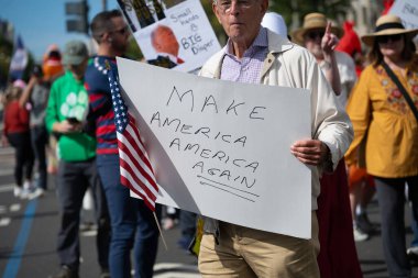 Göstericiler, 18 Ekim 2025 'te Washington, DC' de düzenlenen ikinci 