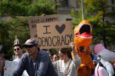 Göstericiler, 18 Ekim 2025 'te Washington, DC' de düzenlenen ikinci 