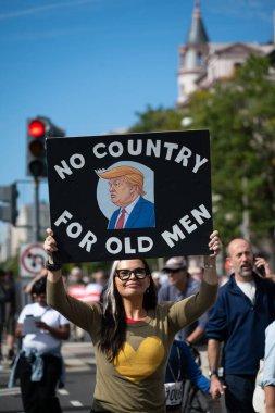 Göstericiler, 18 Ekim 2025 'te Washington, DC' de düzenlenen ikinci 