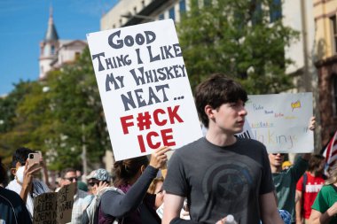 Göstericiler, 18 Ekim 2025 'te Washington, DC' de düzenlenen ikinci 