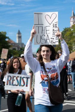 Göstericiler, 18 Ekim 2025 'te Washington, DC' de düzenlenen ikinci 