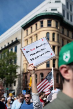 Göstericiler, 18 Ekim 2025 'te Washington, DC' de düzenlenen ikinci 