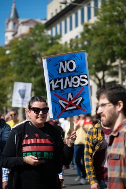 Göstericiler, 18 Ekim 2025 'te Washington, DC' de düzenlenen ikinci 