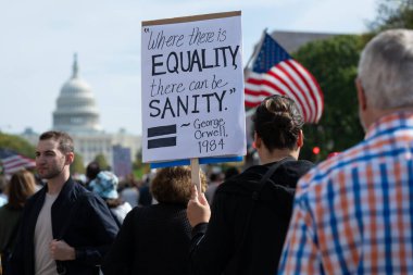 Göstericiler, 18 Ekim 2025 'te Washington, DC' de düzenlenen ikinci 