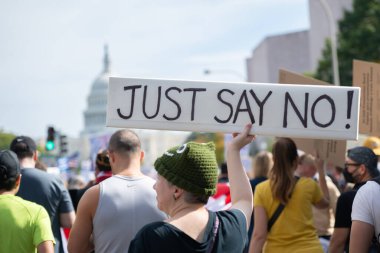 Göstericiler, 18 Ekim 2025 'te Washington, DC' de düzenlenen ikinci 