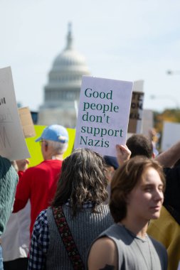 Göstericiler, 18 Ekim 2025 'te Washington, DC' de düzenlenen ikinci 