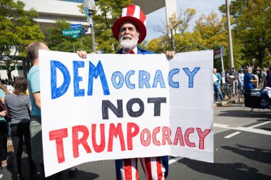 Göstericiler, 18 Ekim 2025 'te Washington, DC' de düzenlenen ikinci 