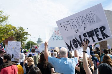 Göstericiler, 18 Ekim 2025 'te Washington, DC' de düzenlenen ikinci 