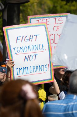 Göstericiler, 18 Ekim 2025 'te Washington, DC' de düzenlenen ikinci 